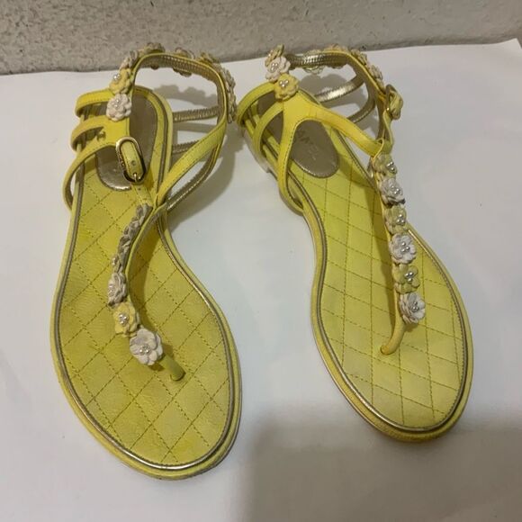 Chanel Interlocking CC Logo Sandals  Thong Sandals with flowers  EU 37 C Yellow - Picture 1 of 10